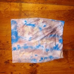 Size small don't know the brand but it's a pink and blue mini skirt